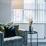 Lux 3 Bed 10 Mins From Centre - Parking & Netflix