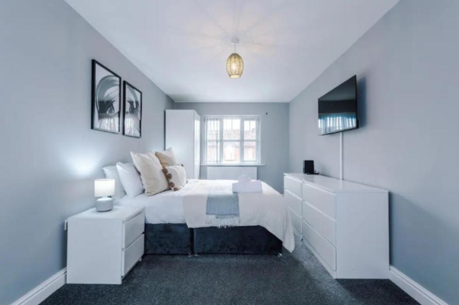Lux 3 Bed 10 Mins From Centre - Parking & Netflix