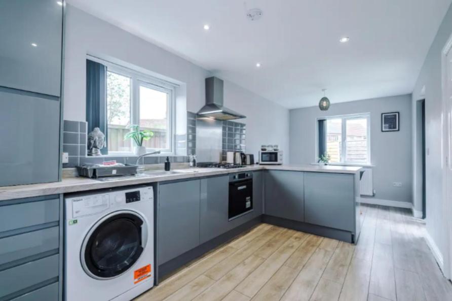 Lux 3 Bed 10 Mins From Centre - Parking & Netflix Holiday home
